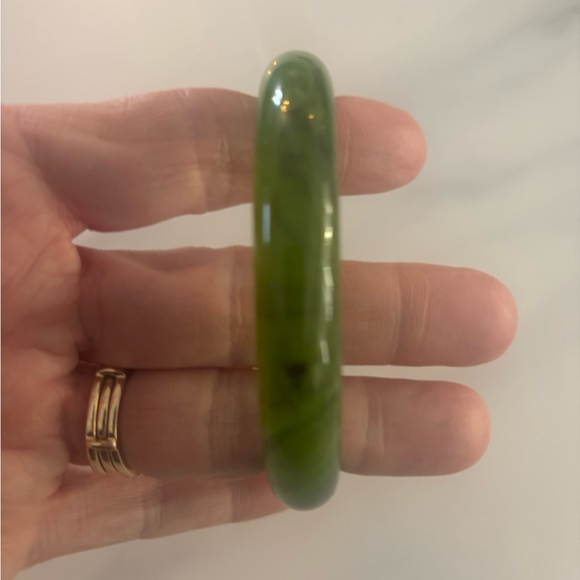 Chic Green Jade colored Bracelet - Picture 2 of 3